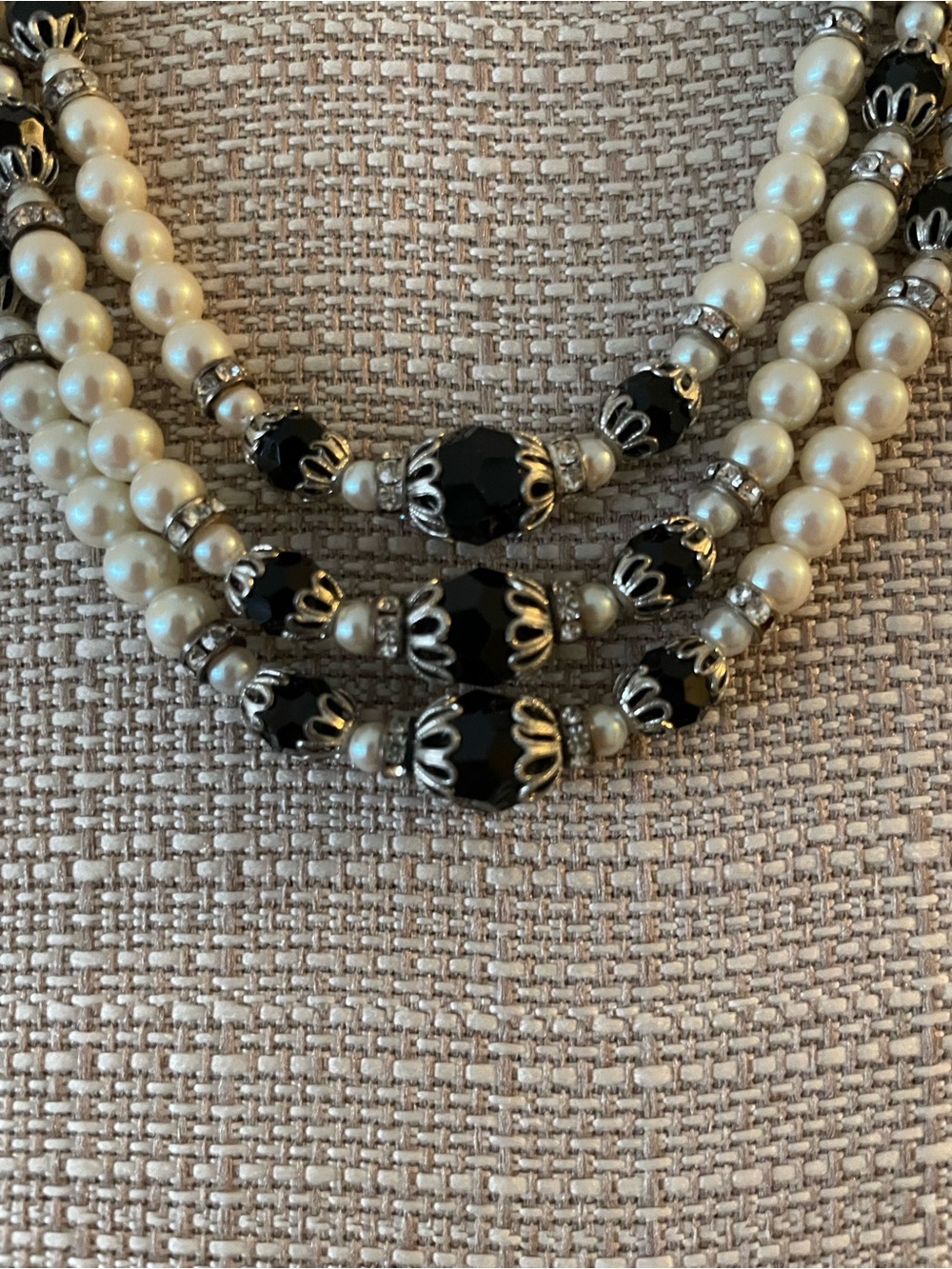 Stunning 3 strand jet glass beads and faux pearl necklace - Picture 2 of 9